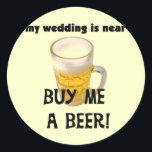 Adesivo Comprar-me um Camiseta de solteiro de cerveja e pr<br><div class="desc">Camisas de solteiro,  capuzes,  canecas,  cartões,  adesivos,  botões de solteiro,  e muito mais com uma caneca de cerveja gelada e texto que lê Bachelor Party Comprar Me a Cerveja!</div>