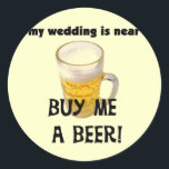 Adesivo Comprar-me um Camiseta de solteiro de cerveja e pr<br><div class="desc">Camisas de solteiro,  capuzes,  canecas,  cartões,  adesivos,  botões de solteiro,  e muito mais com uma caneca de cerveja gelada e texto que lê Bachelor Party Comprar Me a Cerveja!</div>
