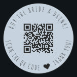 Adesivo Comprar Minimalista A Noiva Um Código QR De Bebida<br><div class="desc">Design moderno e elegante imprimiu Comprar minimalista O adesivo redondo de código QR da noiva A bebida que pode ser personalizado com o seu texto. Clique no botão "Personalizar" e use nossa ferramenta design para modificar este modelo. Veja a Design de Arte Gráfica para outros produtos que combinam com este...</div>