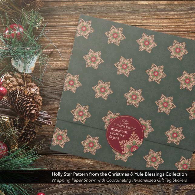 Adesivo Conforto e Joy Holly Star Personalizados (Comfort & Joy Holly Star Personalized Stickers Shown with Coordinating Wrapping Paper.)