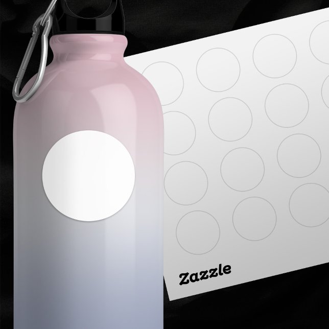 Adesivo Conjunto simples de Casamento branco de 1,5" com 2 (In Situ of 1.5" plain white round sticker on water bottle, with sheet of stickers in background)