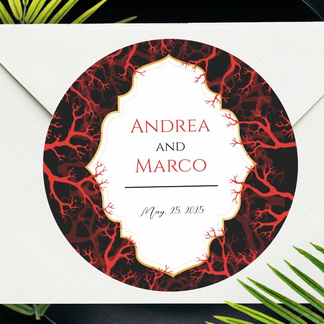 Adesivo Convite para Casamento Gótico Vermelho e Negro Esc (Red and Black Gothic Dark Wedding Invitation Classic Round Sticker)