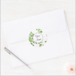 Adesivo Cor aquosa esverdeada verde botânica<br><div class="desc">Aquarela eucalipto verde-verde-verde. Perfeito para primavera, verão ou eventos de outono. Belo trabalho de arte de aquarela de folhagem verde para ocasiões country, boho, jardim e tema floral. Para começar a alterar nomes e detalhes do evento, clique em "Personalizar este modelo" e edite o texto nas caixas modelo. Para acessar...</div>