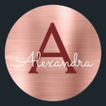 Adesivo Cor-de-rosa - Monograma Metálico Burgundy Dourado<br><div class="desc">Cor-de-rosa-reluzente - Vinheta Elegante de Folha de Aço Isolada,  Dourada e Brilhante,  Faux Girly Metálica e Rosa. Este adesivo pode ser personalizado para incluir seu nome inicial e nome próprio para um pacote de presentes.</div>