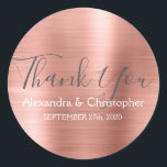 Adesivo Cor-de-rosa | Rosa Dourado Casamento Favor Obrigad<br><div class="desc">Cor-de-rosa | Rosa Rosa Rosa Rosa Dourada, Favor Do Selo Agradece-Lhe A Vinheta. Este adesivo pode ser personalizado para incluir seu nome e data de casamento e ser usado para selar seus convites de casamento ou bolsas de favor. Este adesivo de rosa dourado faz parte da coleção de casamento de...</div>