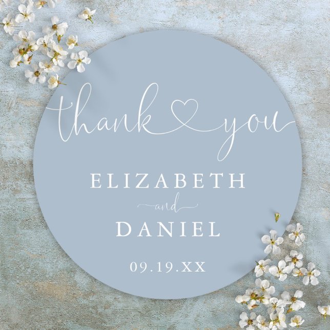 Adesivo Coração Azul Empoeirado Rótulo de Agradecimento Fa (Dusty Blue Heart Script Thank You Wedding Favor Classic Round Sticker)