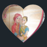 Adesivo Coração Casal de Casamento Asiático na Impressão/ Swing He<br><div class="desc">O Casal de Casamento do Sul da Ásia sobre o Impressão de Swing Coração/Gráfico Celebra o amor e a tradição com nosso Casal de Casamento do Sul da Ásia sobre o Impressão de Swing Cardíaco. Este design encantador apresenta um casal casado sentado em um coração de dentro de balanço, maravilhosamente...</div>