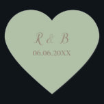Adesivo Coração Casamento de beleza e charme<br><div class="desc">Uma forma encantadora e bonita de complementar a sua papelaria de casamento,  estes adesivos de forma cardíaca apresentam um fundo verde com bonito fonte marrom. Personalize seu nome e data do casamento personalize seus adesivos hoje mesmo! Design do Sticker: WeddingsbyRhoadie</div>