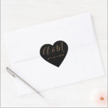 Adesivo Coração Casamento Elegante de Monograma Dourado Negro<br><div class="desc">Fundo negro elegante com monogramas de guião dourados manuscritos. Perfeito para salvar o envelope de data ou como acessório de casamento. Veja na nossa loja mais opções de cores.</div>