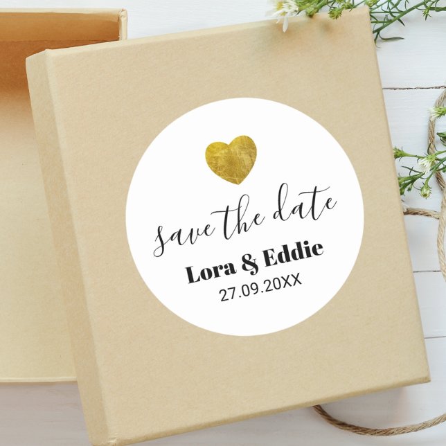 Adesivo Coração de Ouro Personalizado Moderno para Data de (Modern gold heart save the date stickers add elegant romance to wedding stationery.)