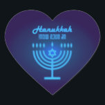 Adesivo Coração Feliz Hanukkah Luzes Feriado Judaico Marinha Hebra<br><div class="desc">Feliz Hanukkah Desenho de feriado judaico lindo com letras hebraicas. Fundo de feriado judaico Hanukkah com símbolos tradicionais de Chanukah - Menorá de ouro, Candelabro Hanukkiah e velas, dreidels de madeira (pião), donuts, estrela de David e padrão de papel de parede de luzes brilhantes. Decoração do Festival de Hanukkah. Jerusalém,...</div>