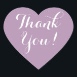 Adesivo Coração Forma de coração roxo... favor de casamento... obr<br><div class="desc">O coração roxo é a favor do casamento, obrigado seus adesivos. Cor de fundo lilás / Lavanda roxa e branca ou personalizada. Escrita elegante. Use como selantes de envelopes românticos/selantes ou como etiqueta de favor de casamento para agradecer aos convidados. Forma bonita do símbolo de amor com texto na moda....</div>