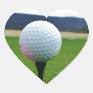 Adesivo Coração Golf Ball em um campo de golfe na montanha