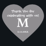Adesivo Coração Monograma Sticker:Cinza de aço<br><div class="desc">Uma obrigado que você envia com seu monograma e data de casamento dá um toque pessoal e um projetista de tendências olha para seus adesivos de casamento. Eles são excelentes para seus favores de casamento, obrigado notas, etc. Um obrigado que o adesivo de casamento tem a cor mais recente para...</div>