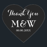 Adesivo Coração O coração negro fez o favor do casamento obrigado<br><div class="desc">O coração negro moldou o favor do casamento, obrigado seus adesivos. Cor de fundo preto e branco ou personalizada. Escrita elegante. Use como selantes de envelopes românticos/selantes ou como etiqueta de favor de casamento para agradecer aos convidados. Forma bonita do símbolo de amor com texto na moda. Também é útil...</div>