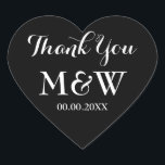 Adesivo Coração O coração negro fez o favor do casamento obrigado<br><div class="desc">O coração negro moldou o favor do casamento, obrigado seus adesivos. Cor de fundo preto e branco ou personalizada. Escrita elegante. Use como selantes de envelopes românticos/selantes ou como etiqueta de favor de casamento para agradecer aos convidados. Forma bonita do símbolo de amor com texto na moda. Também é útil...</div>