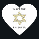 Adesivo Coração Primeira Passagem do Bebê<br><div class="desc">Celebre a primeira passagem do bebê com a estrela judia e presentes matzoh para as festas de judeus e roupa para bebê para o seder.</div>
