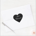 Adesivo Coração Recens casados<br><div class="desc">Vinheta mostrada na forma cardíaca a preto com texto de Recem casados a branco. Personalize este item ou comprar como está.</div>