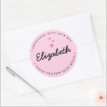 Adesivo Corações cor-de-rosa personalizados Homemade with<br><div class="desc">Com amigos começando padarias e pequenos negócios eles precisaram de adesivos para selar suas embalagens e produtos cozidos. Este Sticker é uma solução simples para manter as coisas pessoais e modernas. Modelo fácil de usar que você pode personalizar. Rosa e preto num adesivo redondo com corações cor-de-rosa, texto curvando para...</div>