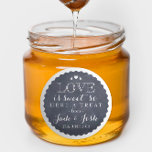 Adesivo Corações de Chalkboard Favor de Casamento Jar Roun<br><div class="desc">O toque final perfeito para um favor de casamento comida, este quadro e etiqueta branca é uma mistura deliciosa de chic e rústico e pareceria excelente num frasco de conservantes amarrado com fita ou corda coordenadora. Não se esqueça de personalizar com seu nome, data do evento e até mesmo um...</div>