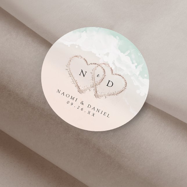 Adesivo Corações Modernos Monogramas Praia Casamentos Favo (Modern Script Hearts Monogram Beach Wedding Favors Classic Round Sticker)