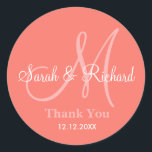 Adesivo Coral Obrigado Monograma Vestido<br><div class="desc">Vinhetas iniciais com noiva e nome noivo, data de casamento e obrigado mensagem para expressar sua gratidão no dia do seu casamento ou em qualquer ocasião especial. Este adesivo de casamento monograma está na cor Coral. Mais cores estão disponíveis para sua escolha. Você também pode personalizar a cor e a...</div>