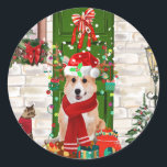 Adesivo corgi Dog Christmas<br><div class="desc">Corgi Dog sentado do lado de fora da casa decorada com coroa de Natal,  a árvore de Natal é uma ideia perfeita de presente de Natal para amantes de cachorros.</div>