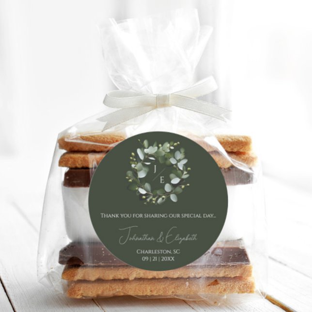 Adesivo Coroa de Eucalipto com Monograma Moderno Verde Esc (Dark Green Modern Monogram Eucalyptus Wreath Wedding Favor Sticker)