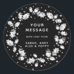 Adesivo Coroa de Natal personalizada em preto e branco com<br><div class="desc">Guirlanda de azevinho impressa em lino branco e bagas com flocos de neve / mais bagas espalhadas aleatoriamente. Funciona em adesivos redondos e quadrados. Todo o texto é totalmente editável,  então adapte-o para qualquer ocasião festiva. Outras cores e produtos coordenados disponíveis na minha loja.</div>