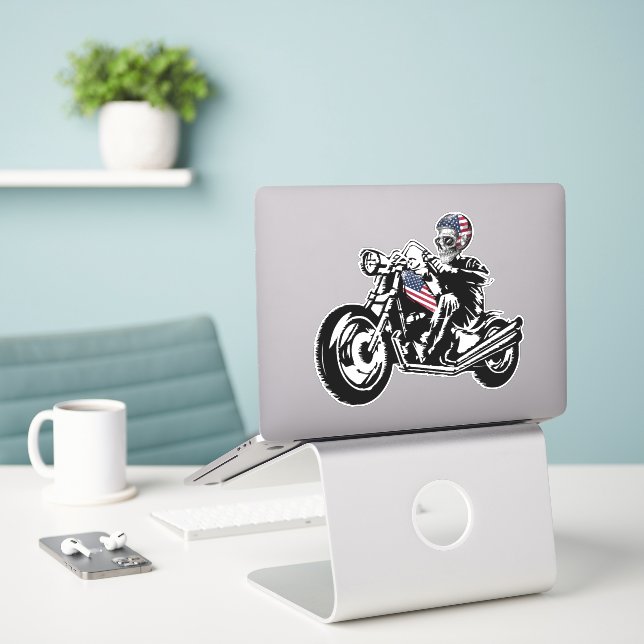 Adesivo Crânio Biker com bandeira americana (Laptop na mesa)