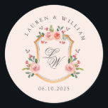 Adesivo Crest com casamento rosa monograma<br><div class="desc">Uma crista de aquarela elegante com flor suave em fundo cor-de-rosa pálido com casal inicial adesivo redondo para casamento romântico.</div>