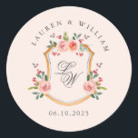 Adesivo Crest com casamento rosa monograma<br><div class="desc">Uma crista de aquarela elegante com flor suave em fundo cor-de-rosa pálido com casal inicial adesivo redondo para casamento romântico.</div>