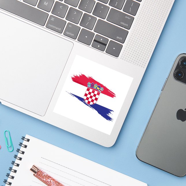 Adesivo Croatia Flag Sticker – Patriotic Design (Notebook com iPhone)