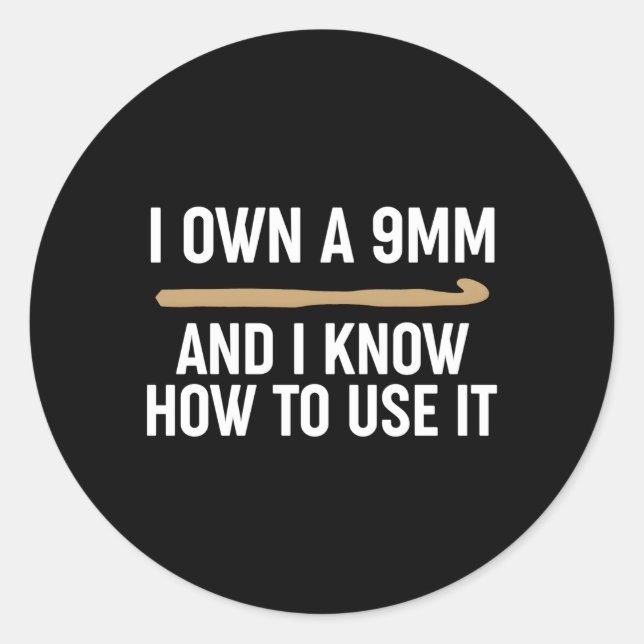 Adesivo Crocheting Eu Tenho 9 Mm E Sei Como Usá-Lo (Frente)