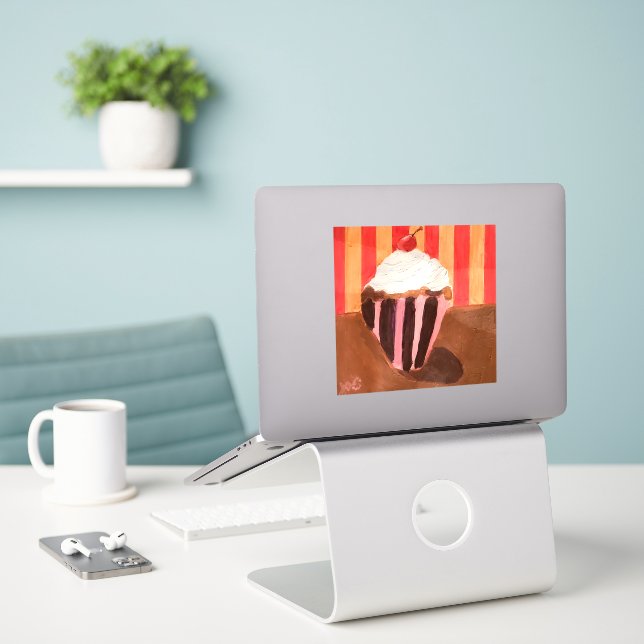Adesivo Cupcake com cobertura de baunilha (Laptop na mesa)