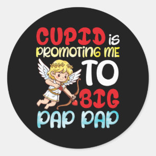 Adesivo Cupid Me Promovendo a Big Pap Pap no Dia dos Namor