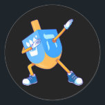 Adesivo Dabbing Dreidel Hanukkah dançando garotas Chanukah<br><div class="desc">Dabbing Dreidel Hanukkah dançando garotas Chanukah</div>
