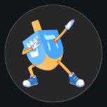 Adesivo Dabbing Dreidel Hanukkah dançando garotas Chanukah<br><div class="desc">Dabbing Dreidel Hanukkah dançando garotas Chanukah</div>