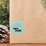 Adesivo Dachshund Personalizado para Presente de Natal ou<br><div class="desc">Elevem sua correspondência de feriado com nossas juntas personalizadas de envelope de dachshund. Estes autocolantes são projetados para complementar perfeitamente o nosso cartão de saudação de Natal de Vestes Mais Quentes, apresentando o mesmo charmoso dachshund num cachecol acolhedor contra um pano de fundo da maravilha do inverno. Com um toque...</div>