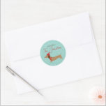 Adesivo Dachshund Personalizado Selo de Envelope de Natal<br><div class="desc">Elevem sua correspondência de feriado com nossas juntas personalizadas de envelope de dachshund. Estes autocolantes são projetados para complementar perfeitamente o nosso cartão de saudação de Natal de Vestes Mais Quentes, apresentando o mesmo charmoso dachshund num cachecol acolhedor contra um pano de fundo da maravilha do inverno. Com um toque...</div>