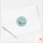 Adesivo Dachshund Personalizado Selo de Envelope de Natal<br><div class="desc">Elevem sua correspondência de feriado com nossas juntas personalizadas de envelope de dachshund. Estes autocolantes são projetados para complementar perfeitamente o nosso cartão de saudação de Natal de Vestes Mais Quentes, apresentando o mesmo charmoso dachshund num cachecol acolhedor contra um pano de fundo da maravilha do inverno. Com um toque...</div>