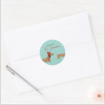 Adesivo Dachshund Personalizado Selo de Envelope de Natal<br><div class="desc">Elevem sua correspondência de feriado com nossas juntas personalizadas de envelope de dachshund. Estes autocolantes são projetados para complementar perfeitamente o nosso cartão de saudação de Natal de Vestes Mais Quentes, apresentando o mesmo charmoso dachshund num cachecol acolhedor contra um pano de fundo da maravilha do inverno. Com um toque...</div>