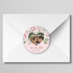 Adesivo Data do casamento da foto moderna de forma cardíac<br><div class="desc">Casamento cor-de-rosa com fotos de coração personalizadas de casal romântico salve o adesivo de data com rosas elegantes e texto de caligrafia de script. É fácil personalizar com seus nomes, texto e detalhes. Perfeito para uma festa de noivado, salve a data, lembrete da data do casamento, adesivo de foca, etiqueta...</div>
