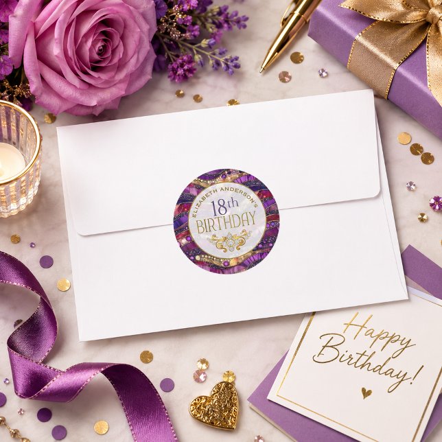 Adesivo de 18º Aniversário Roxo e Dourado com Joia (Purple and Gold Jeweled Strata Patterned Personalized 18th Birthday Round Sticker)