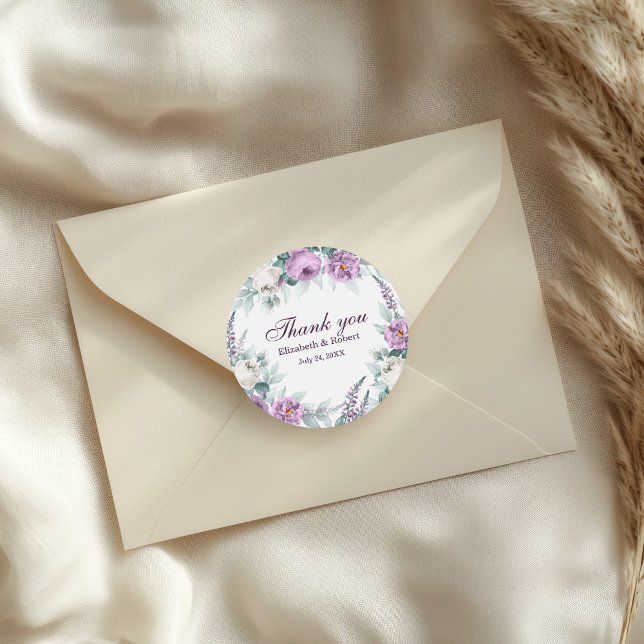 Adesivo de Agradecimento de Casamento com Flor Bra (White and Purple Flower Wedding Thank You Sticker on a wedding envelope.)