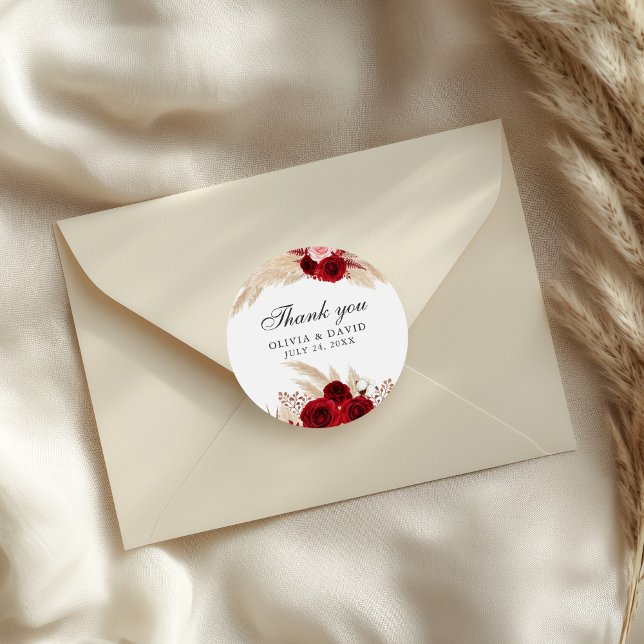 Adesivo de Agradecimento de Rosas Borgonha e Grama (Burgundy Roses and Pampas Grass Thank You Sticker on an elegant wedding envelope)
