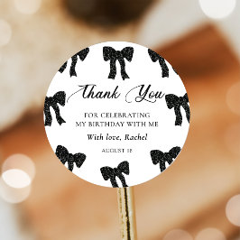 Adesivo de aniversário com laço preto elegante