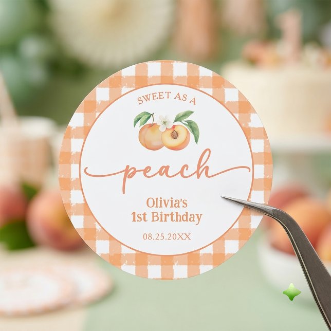 Adesivo de aniversário Gingham doce como um pêsseg (Criador carregado)