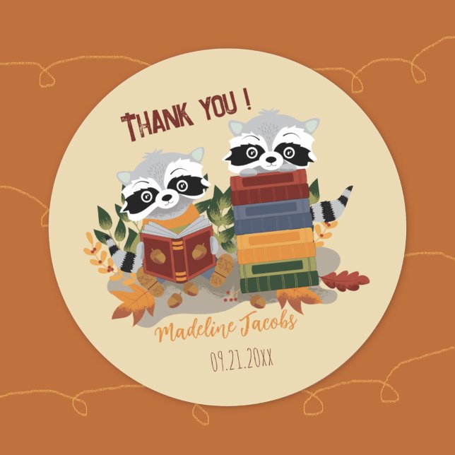 Adesivo de Chuveirinho de Bebê Agradecimento Mapac (Baby shower thank you sticker featuring two raccoons with books . )