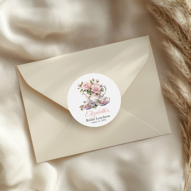 Adesivo de Favor de Almoço de Noiva Rosa Bege (Blush Pink Roses Bridal Luncheon Tea Brunch Classic Round Sticker on a small envelope.)